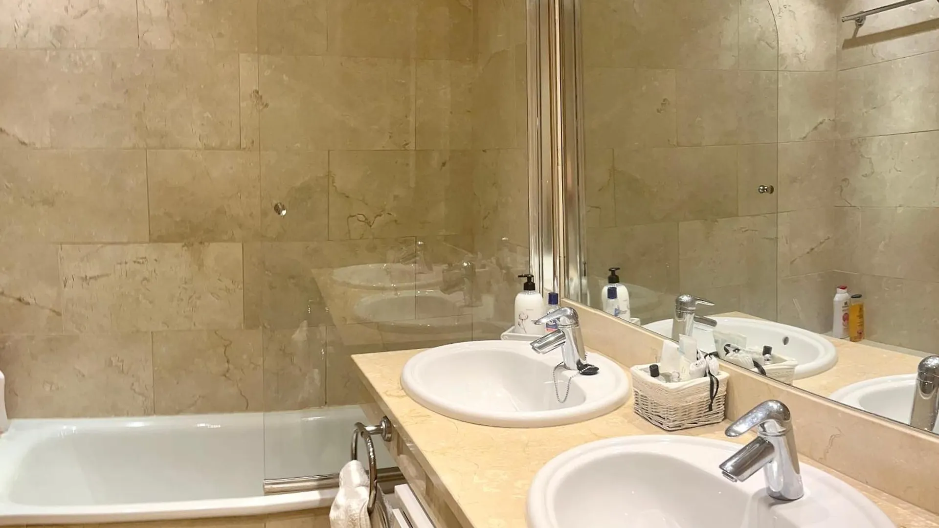 Beach Apartment Two Bedrooms In Cabopino ماربيا