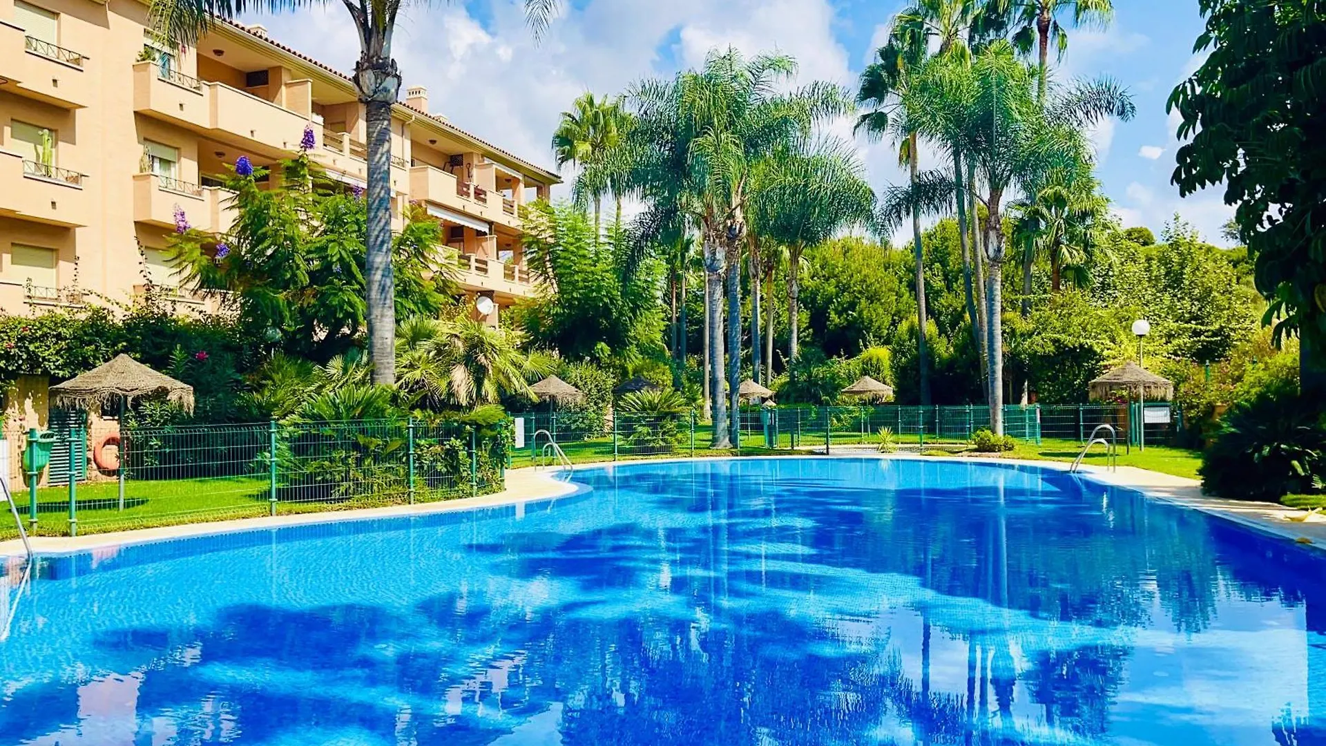 Beach Apartment Two Bedrooms In Cabopino ماربيا